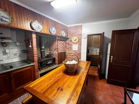 Localizada na aldeia de Santo Estevão, esta encantadora moradia de tipologia T3