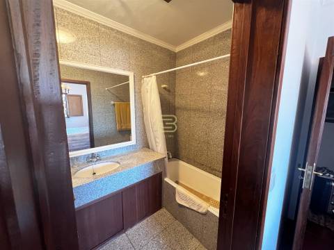 Localizada na aldeia de Santo Estevão, esta encantadora moradia de tipologia T3