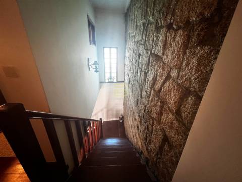 Localizada na aldeia de Santo Estevão, esta encantadora moradia de tipologia T3