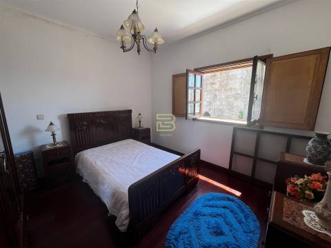 Localizada na aldeia de Santo Estevão, esta encantadora moradia de tipologia T3