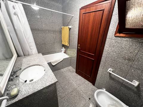 Localizada na aldeia de Santo Estevão, esta encantadora moradia de tipologia T3