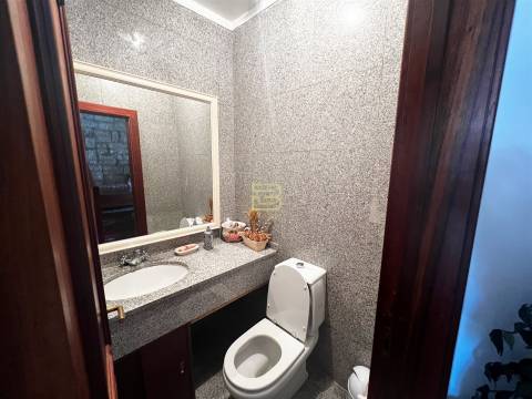 Localizada na aldeia de Santo Estevão, esta encantadora moradia de tipologia T3