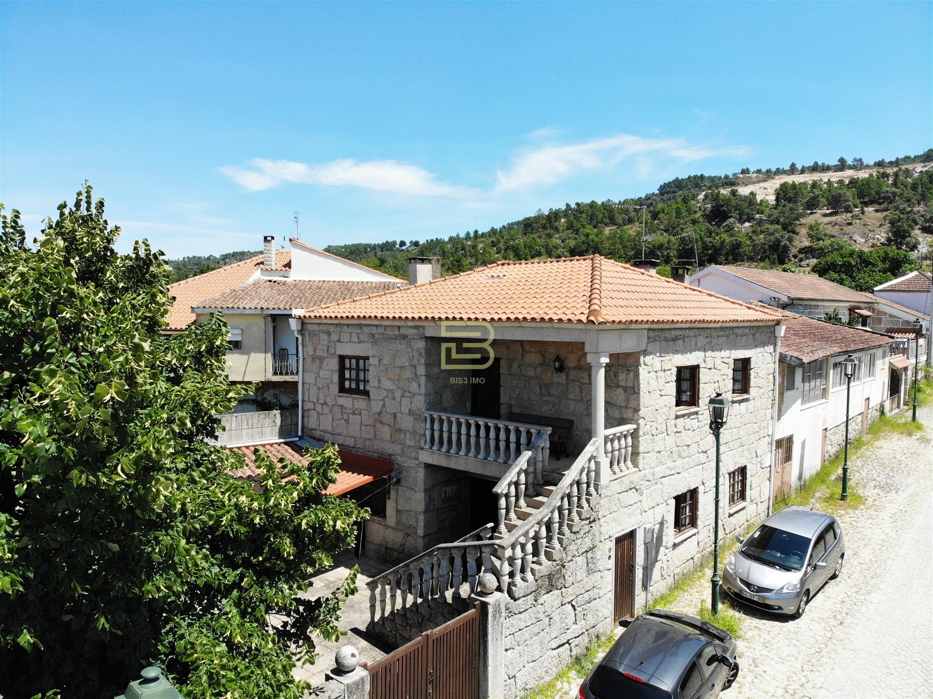 Localizada na aldeia de Santo Estevão, esta encantadora moradia de tipologia T3