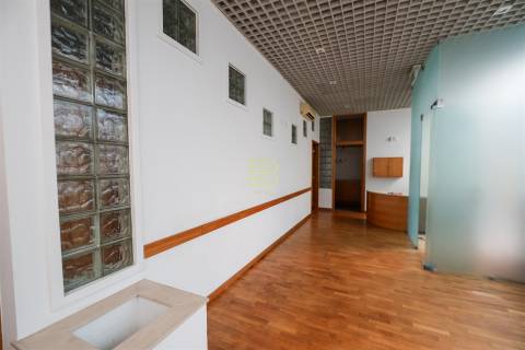 Loja situada numa galeria comercial, rodeada de todos os tipos de comércio e transportes públicos.