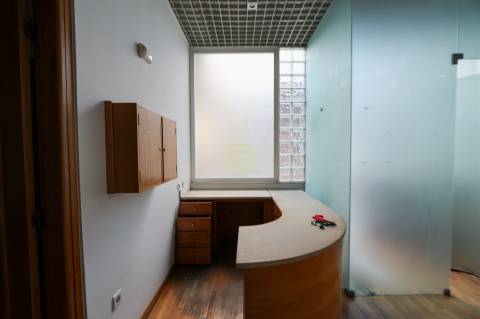 Loja situada numa galeria comercial, rodeada de todos os tipos de comércio e transportes públicos.