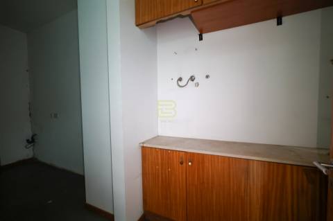 Loja situada numa galeria comercial, rodeada de todos os tipos de comércio e transportes públicos.