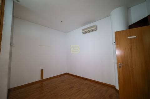 Loja situada numa galeria comercial, rodeada de todos os tipos de comércio e transportes públicos.