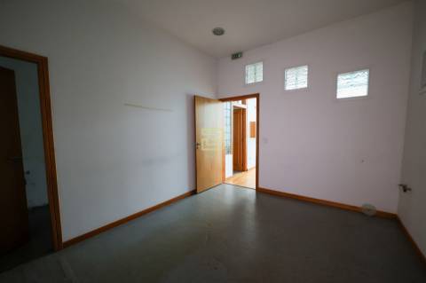 Loja situada numa galeria comercial, rodeada de todos os tipos de comércio e transportes públicos.