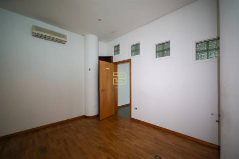 Loja situada numa galeria comercial, rodeada de todos os tipos de comércio e transportes públicos.