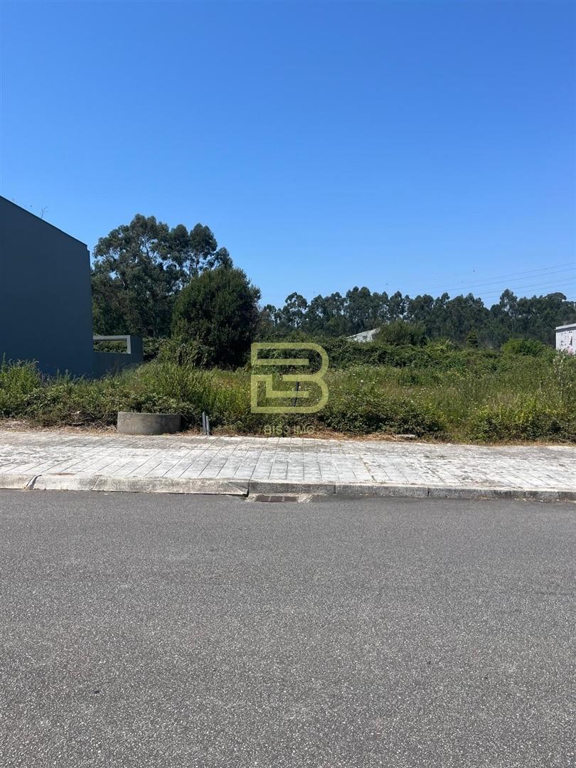 DOIS LOTES de TERRENO URBANO para construção, com ÁREA TOTAL de 481m², zona residencial em Ermesinde
