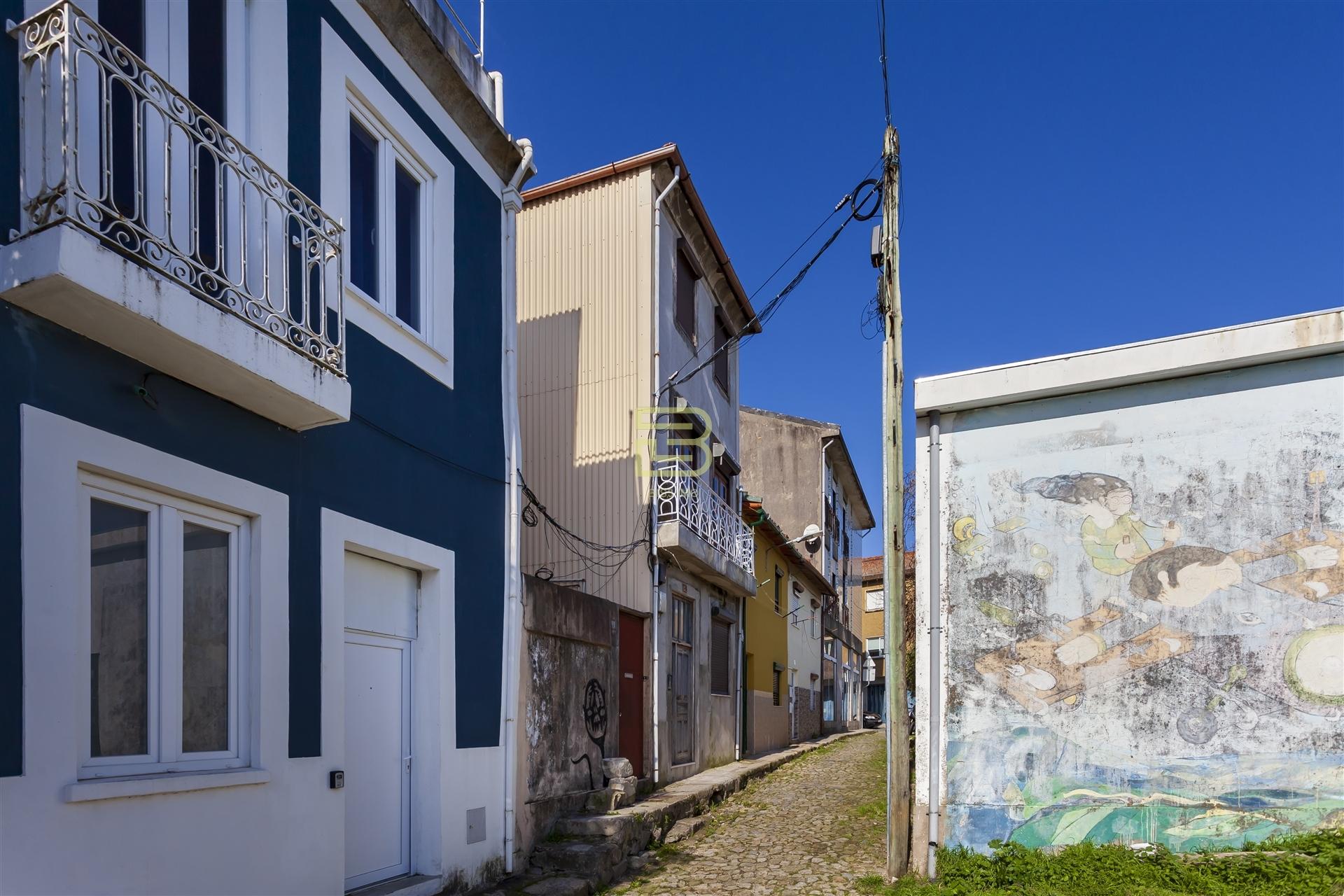 Apartamento T1 renovado pelo atelier Martina Arquitectura na tradicional Travessa de São Víctor.