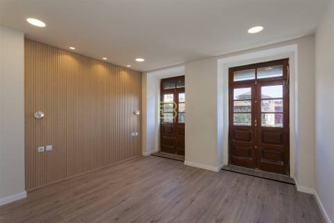 Apartamento T1 renovado pelo atelier Martina Arquitectura na tradicional Travessa de São Víctor.