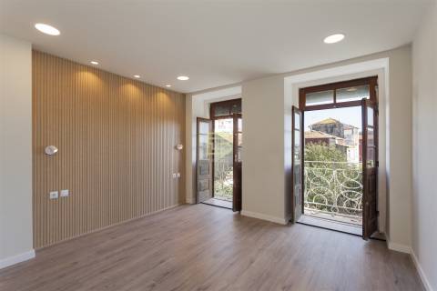 Apartamento T1 renovado pelo atelier Martina Arquitectura na tradicional Travessa de São Víctor.