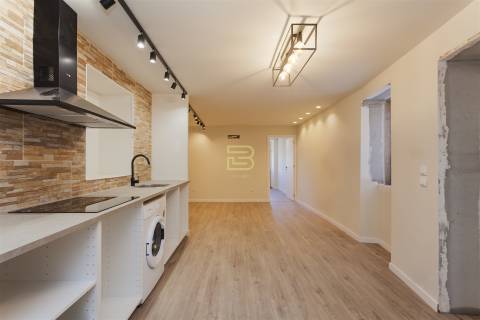 Apartamento T1 renovado pelo atelier Martina Arquitectura na tradicional Travessa de São Víctor.