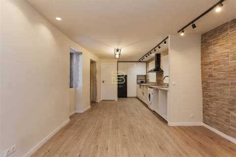 Apartamento T1 renovado pelo atelier Martina Arquitectura na tradicional Travessa de São Víctor.