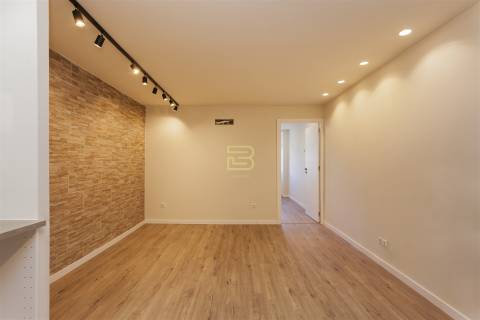 Apartamento T1 renovado pelo atelier Martina Arquitectura na tradicional Travessa de São Víctor.