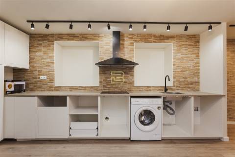 Apartamento T1 renovado pelo atelier Martina Arquitectura na tradicional Travessa de São Víctor.