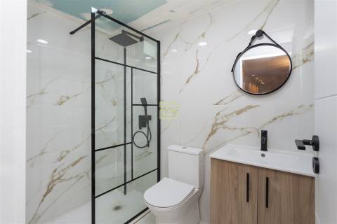 Apartamento T1 renovado pelo atelier Martina Arquitectura na tradicional Travessa de São Víctor.