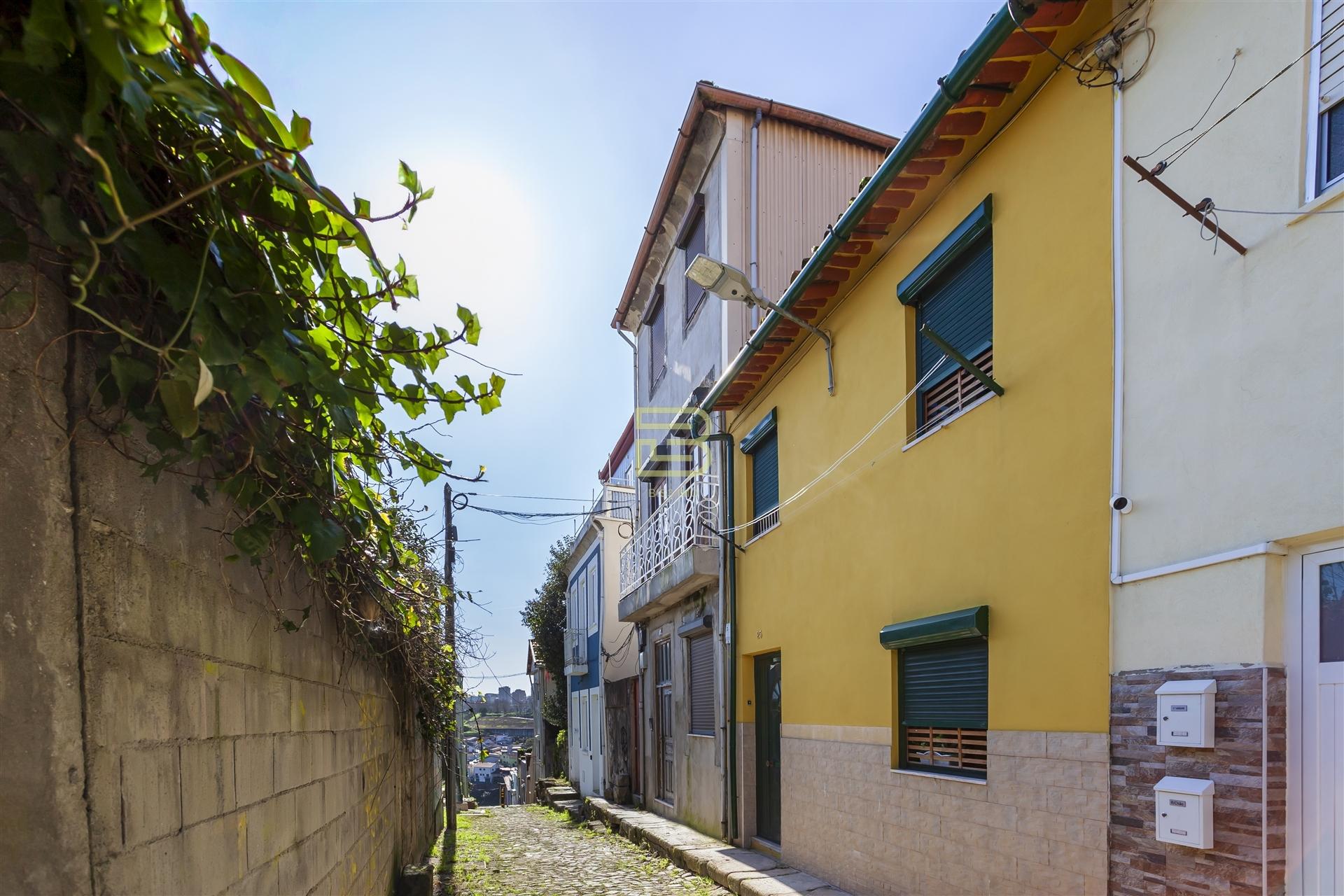 Apartamento T1 renovado pelo atelier Martina Arquitectura na tradicional Travessa de São Víctor.
