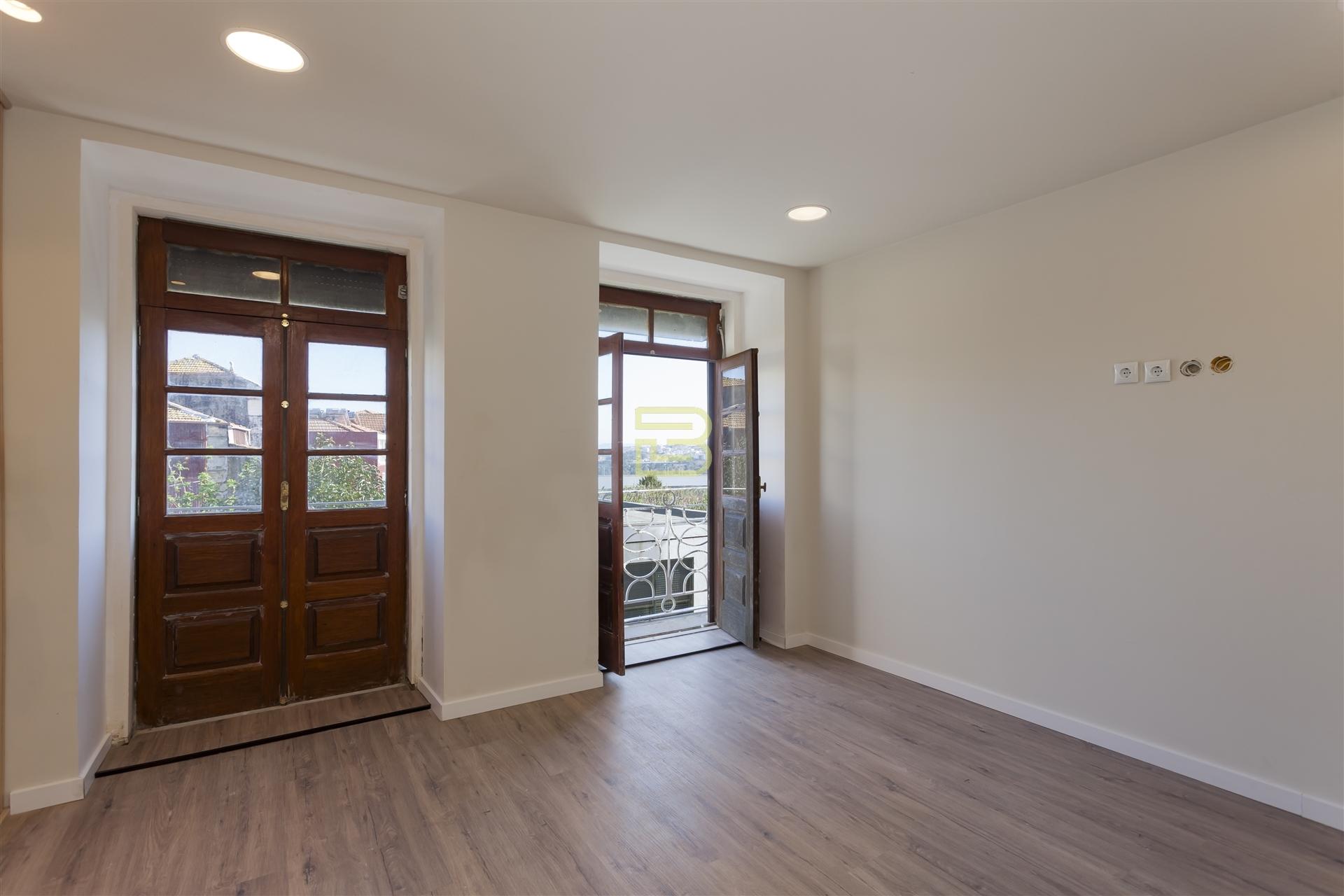 Apartamento T1 renovado pelo atelier Martina Arquitectura na tradicional Travessa de São Víctor.