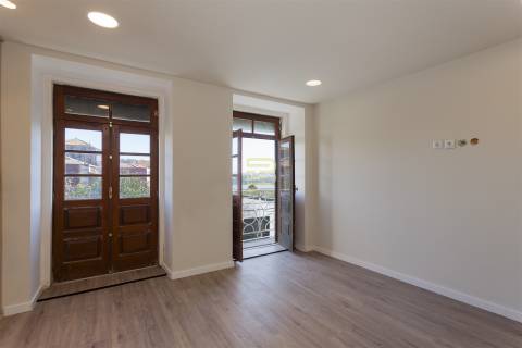 Apartamento T1 renovado pelo atelier Martina Arquitectura na tradicional Travessa de São Víctor.