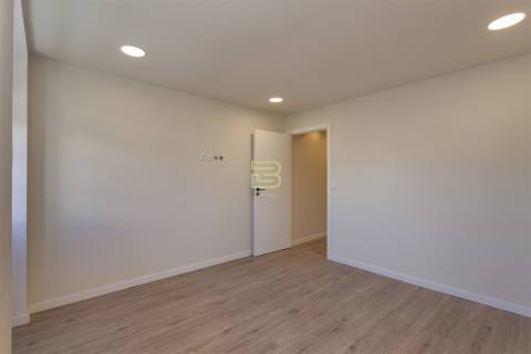 Apartamento T1 renovado pelo atelier Martina Arquitectura na tradicional Travessa de São Víctor.