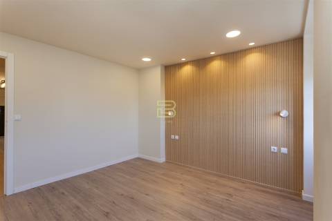 Apartamento T1 renovado pelo atelier Martina Arquitectura na tradicional Travessa de São Víctor.