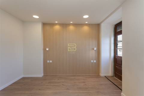 Apartamento T1 renovado pelo atelier Martina Arquitectura na tradicional Travessa de São Víctor.