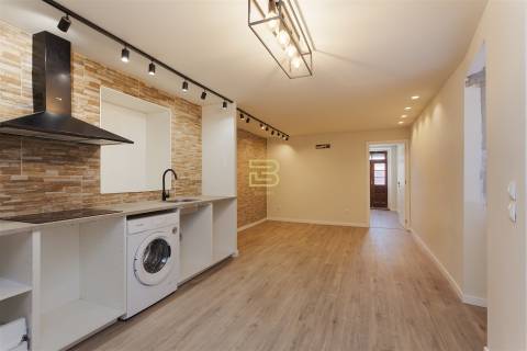 Apartamento T1 renovado pelo atelier Martina Arquitectura na tradicional Travessa de São Víctor.