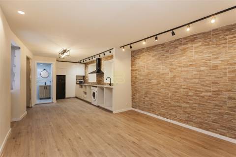 Apartamento T1 renovado pelo atelier Martina Arquitectura na tradicional Travessa de São Víctor.