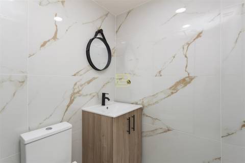 Apartamento T1 renovado pelo atelier Martina Arquitectura na tradicional Travessa de São Víctor.