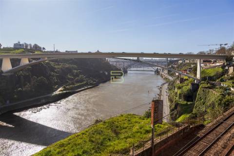 Apartamento T1 renovado pelo atelier Martina Arquitectura na tradicional Travessa de São Víctor.