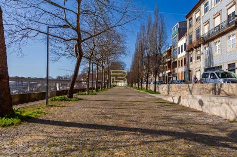 Apartamento T1 renovado pelo atelier Martina Arquitectura na tradicional Travessa de São Víctor.