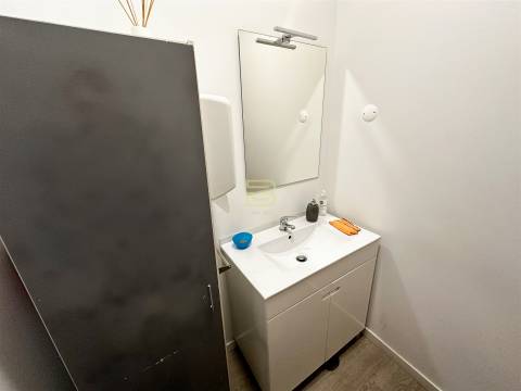 Loja para Arrendamento em Gondomar. Espaço com Receção, Sala em Open Space, dois Gabinetes.