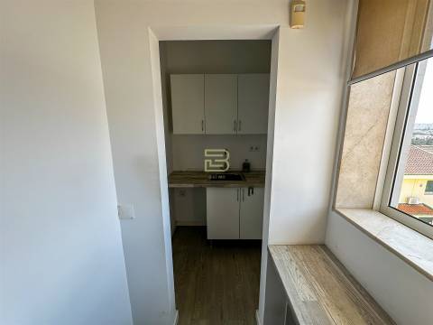 Loja para Arrendamento em Gondomar. Espaço com Receção, Sala em Open Space, dois Gabinetes.