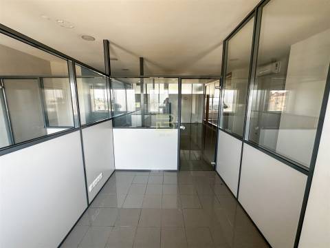 Loja para Arrendamento em Gondomar. Espaço com Receção, Sala em Open Space, dois Gabinetes.
