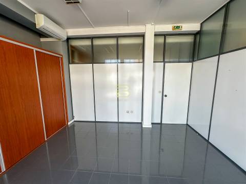 Loja para Arrendamento em Gondomar. Espaço com Receção, Sala em Open Space, dois Gabinetes.