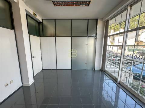 Loja para Arrendamento em Gondomar. Espaço com Receção, Sala em Open Space, dois Gabinetes.