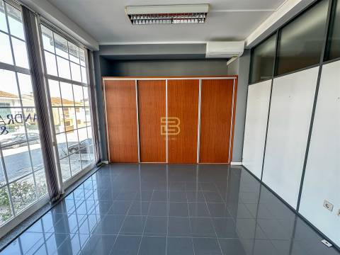 Loja para Arrendamento em Gondomar. Espaço com Receção, Sala em Open Space, dois Gabinetes.