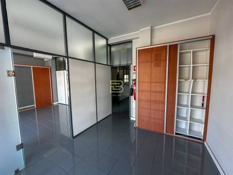 Loja para Arrendamento em Gondomar. Espaço com Receção, Sala em Open Space, dois Gabinetes.