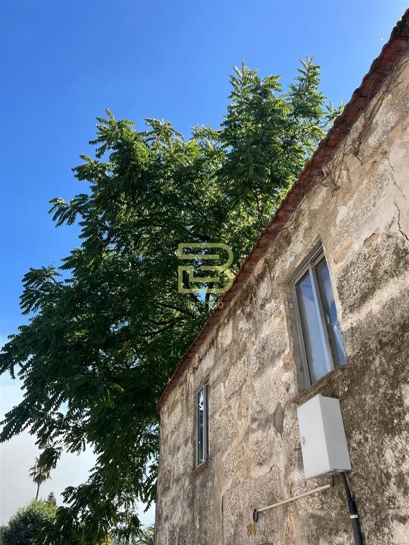 CASA em PEDRA com TERRENO para RECUPERAR ao Seu Gosto!