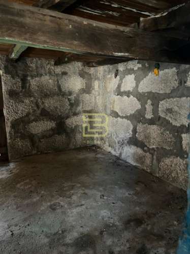 CASA em PEDRA com TERRENO para RECUPERAR ao Seu Gosto!