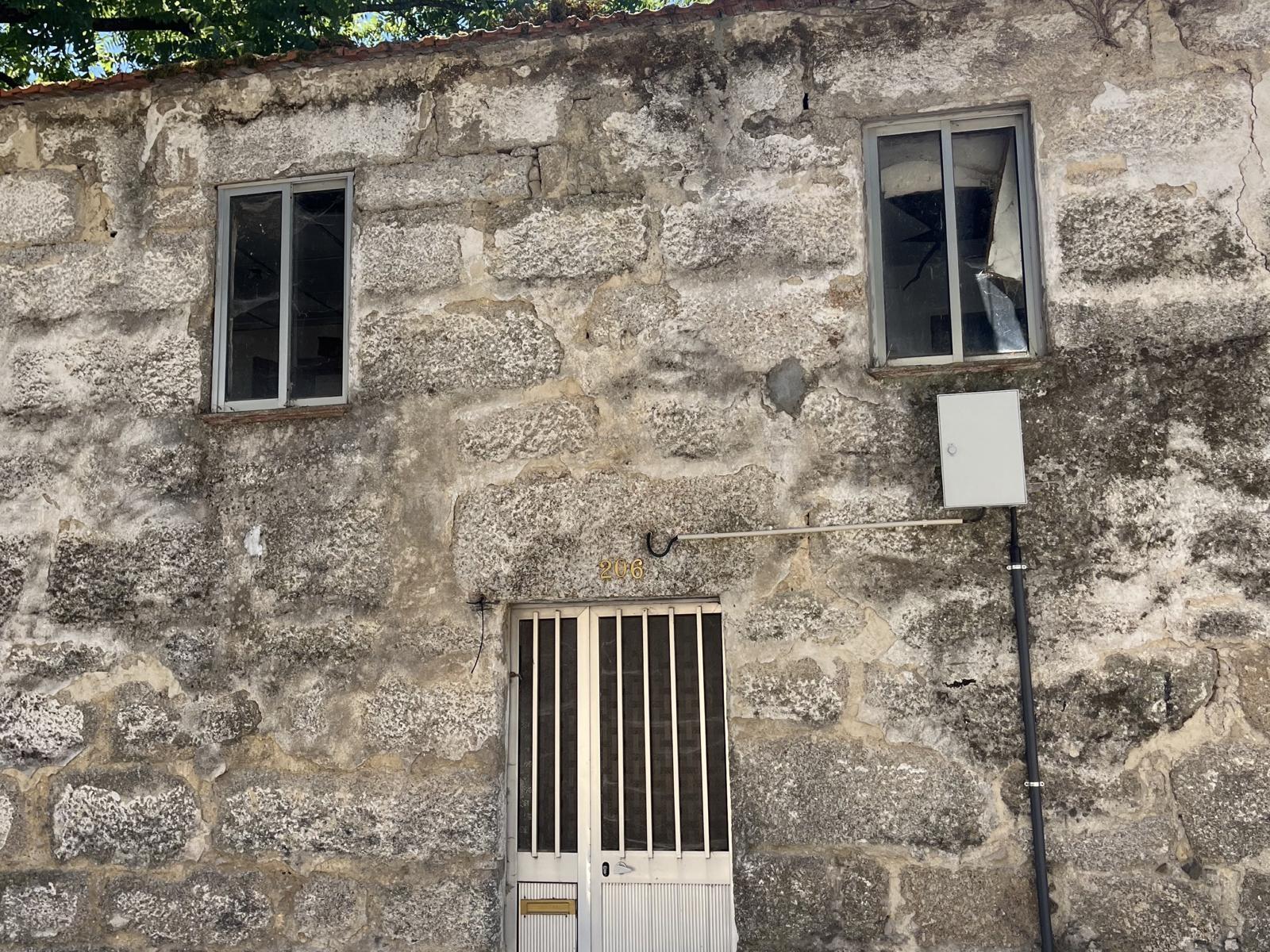 CASA em PEDRA com TERRENO para RECUPERAR ao Seu Gosto!