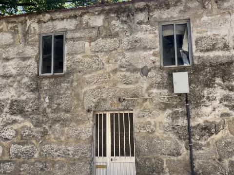 CASA em PEDRA com TERRENO para RECUPERAR ao Seu Gosto!