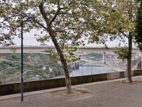 Prédio com projeto aprovado e licença de obras, na primeira linha do Rio Douro, Bonfim, Porto