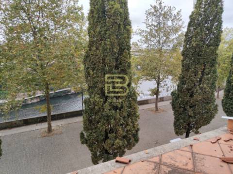 Prédio com projeto aprovado e licença de obras, na primeira linha do Rio Douro, Bonfim, Porto