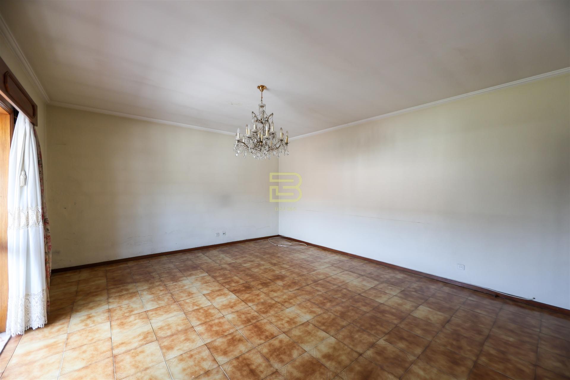 Apartamento T3 com GARAGEM junto á estação de RIO TINTO