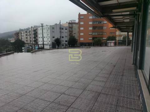 Espaço comercial, com 77 m², situado no centro de Valongo