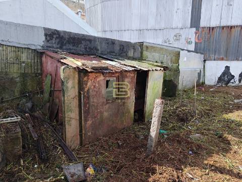 Moradia para remodelação integral com PIP aprovado em Ramalde, Porto