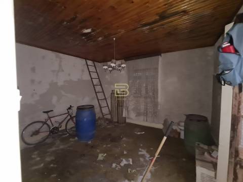 Moradia para remodelação integral com PIP aprovado em Ramalde, Porto